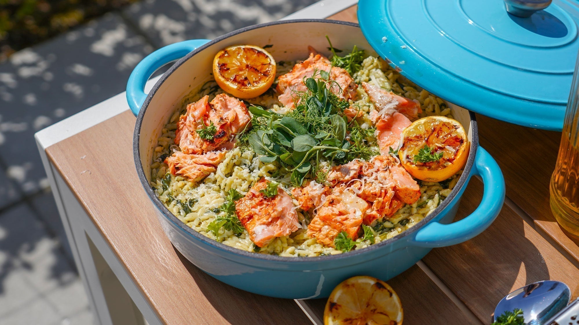 Krämig orzo med spenat, dill, citron & grillad lax