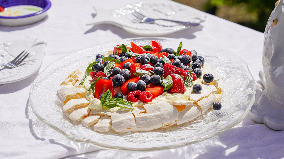 Klassisk pavlova med färska bär & mynta