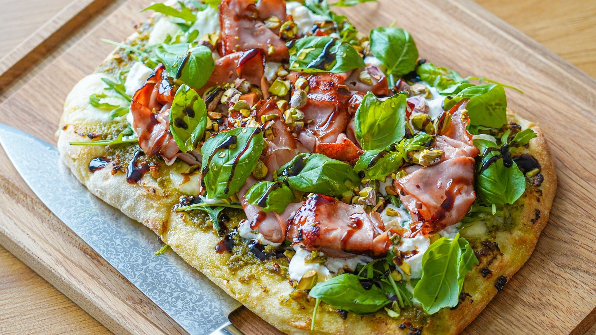 Krispig pinsa med honungsstekt mortadella, burrata & pistage