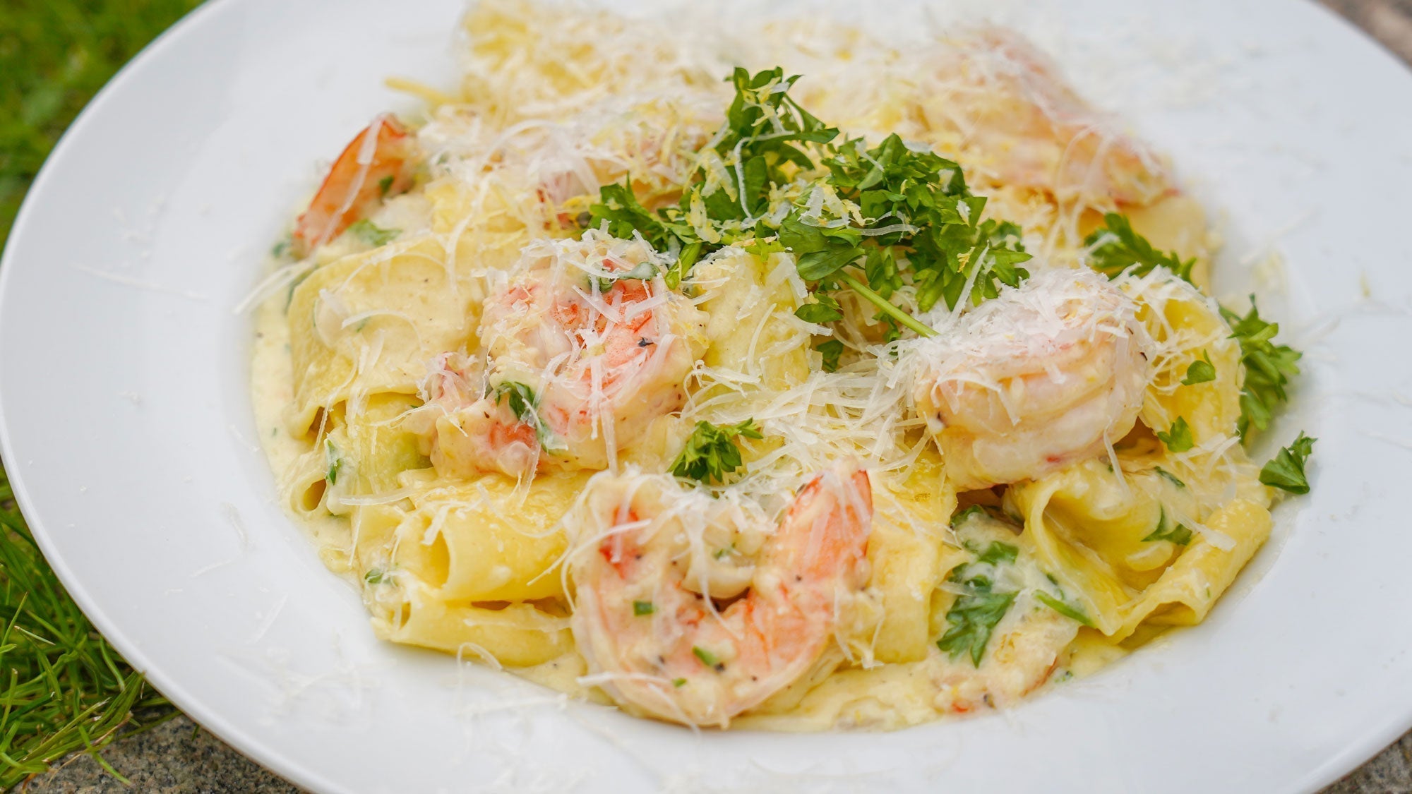 Krämig sommarpasta med citron & jätteräkor