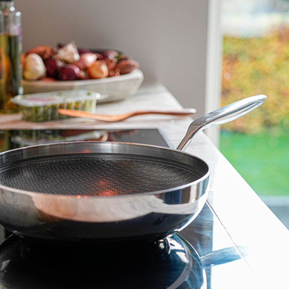 Professionell wokpanna 28 cm i 6-ply rostfritt stål från Qookware