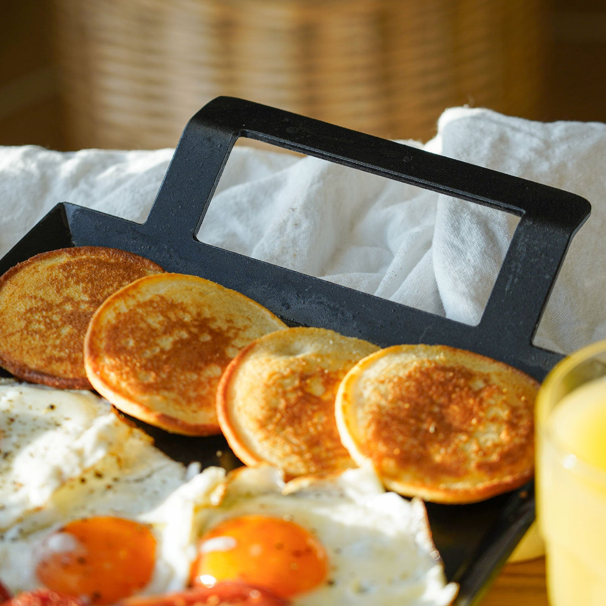 Pannkakor och stekta ägg på stekhäll