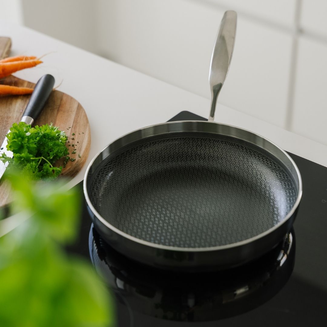 Stekpanna med hybridbeläggning på spis