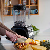 Frukt på köksbänk med Qookware-blender i bakgrunden