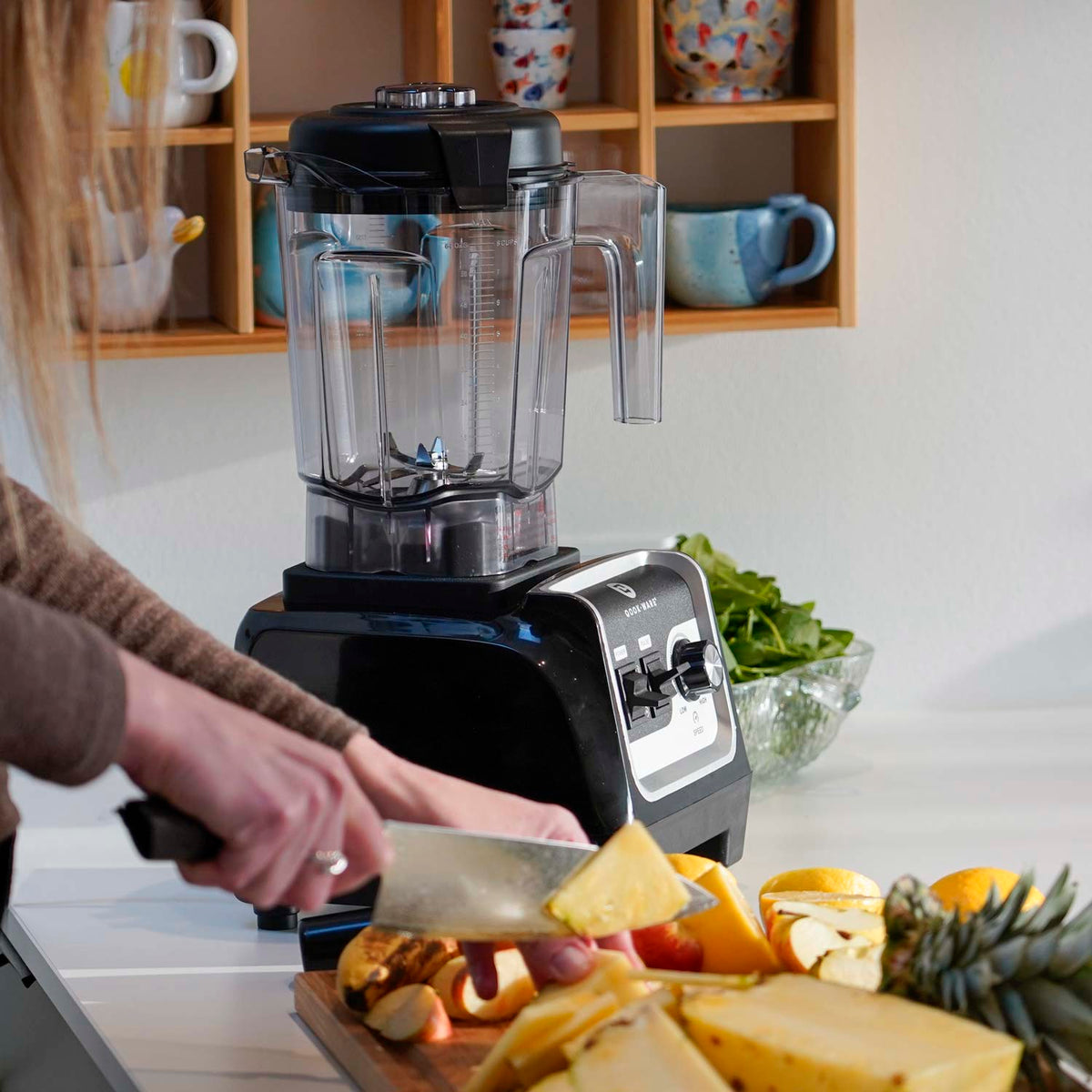 Frukt på köksbänk med Qookware-blender i bakgrunden