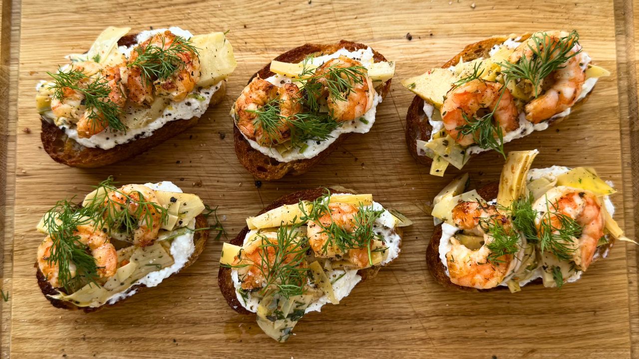 Bruschetta med kronärtskocka, jätteräkor och citronricotta