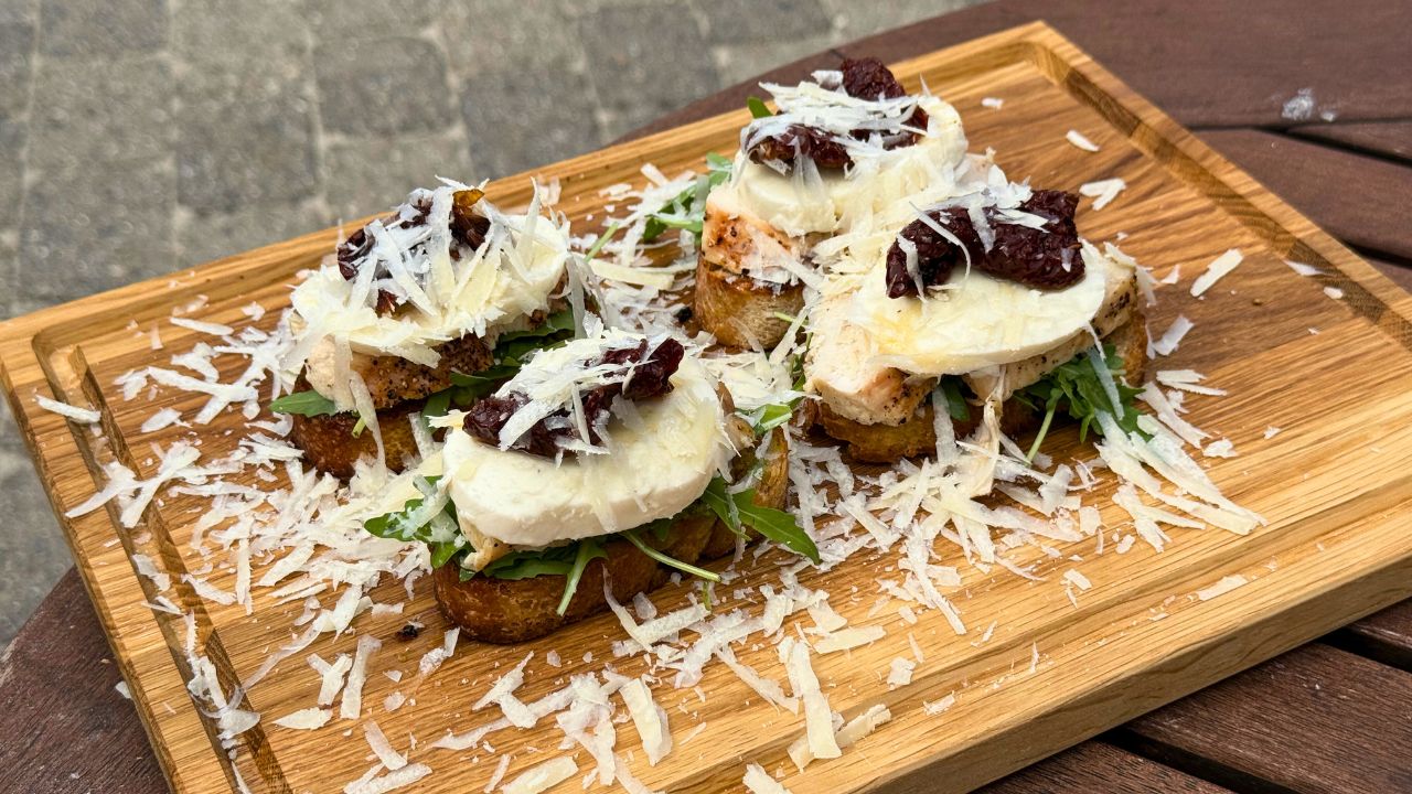 Bruschetta med kyckling, pesto, soltorkade tomater och färsk mozzarella