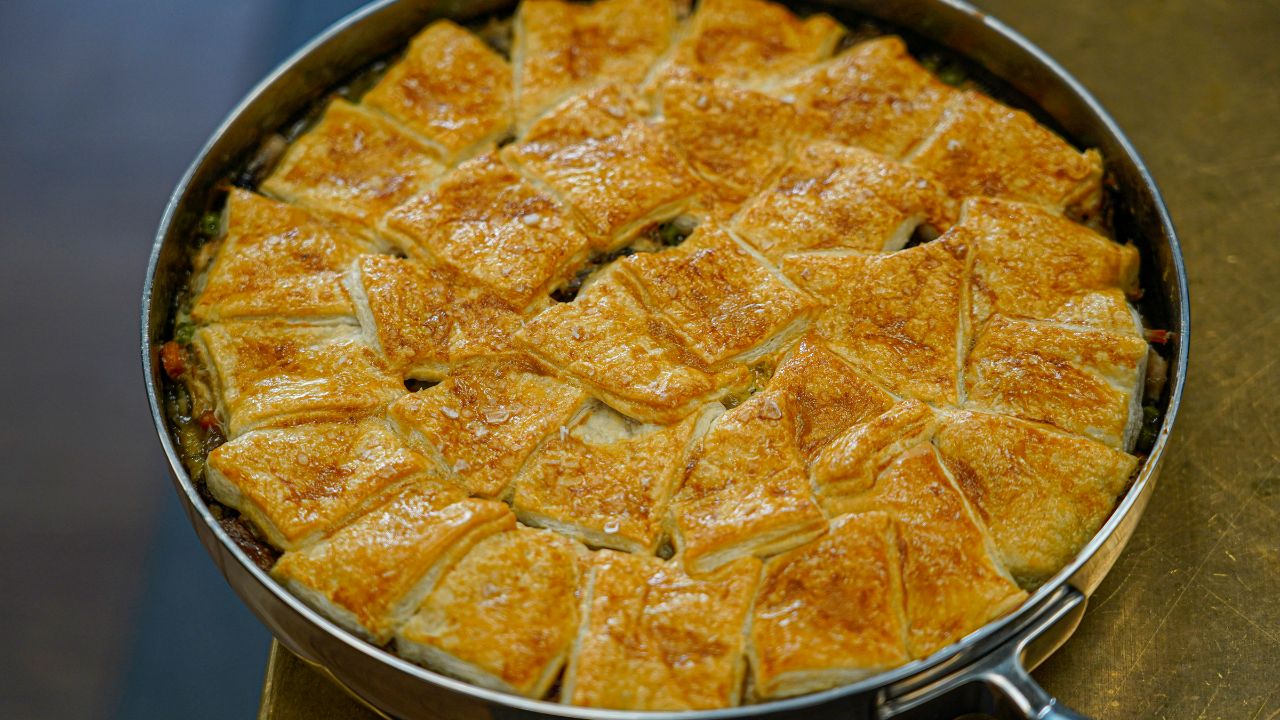 Chicken Pot Pie med krämig kycklingfyllning och frasig smördeg