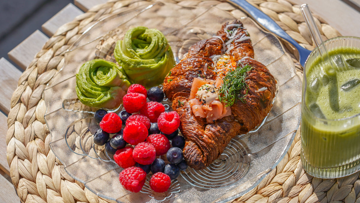 Croissanter med ugnsbakat ägg, ost och kallrökt lax