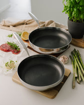 6-ply Fusion stekpanneset 24+28 cm från Qookware