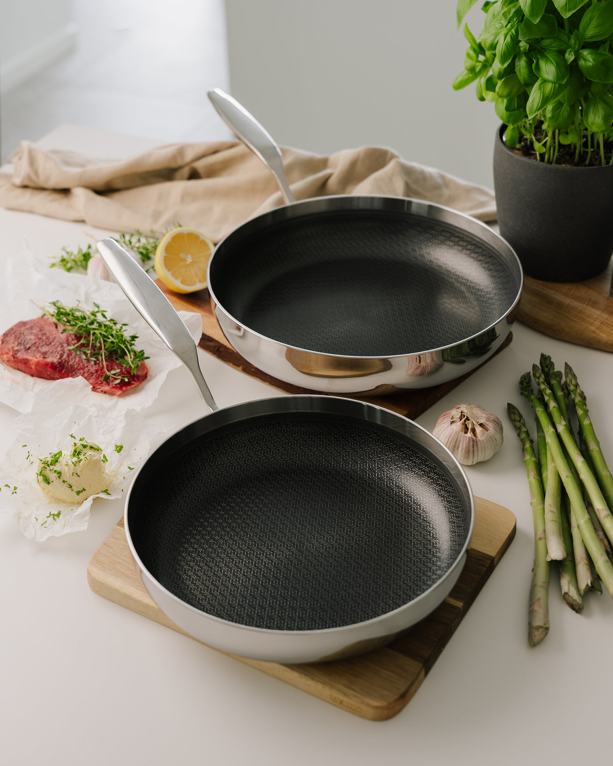 6-ply Fusion stekpanneset 24+28 cm från Qookware