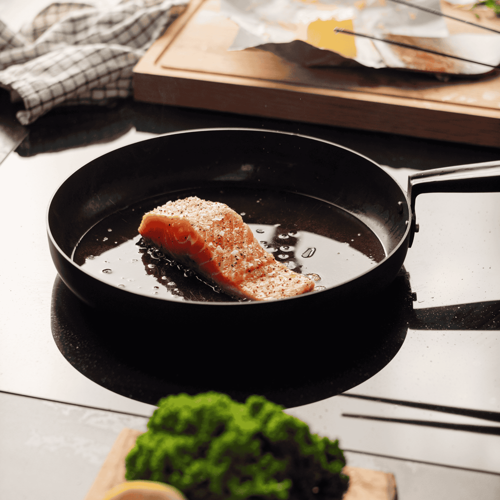 Stekpanna 25 cm kolstål från Qookware