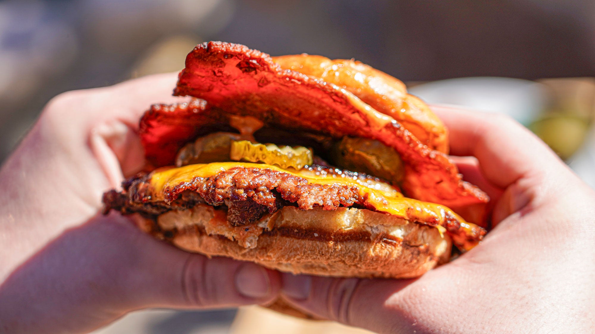Dubbel smashburger med grillad lök & hemlagad hamburgerdressing
