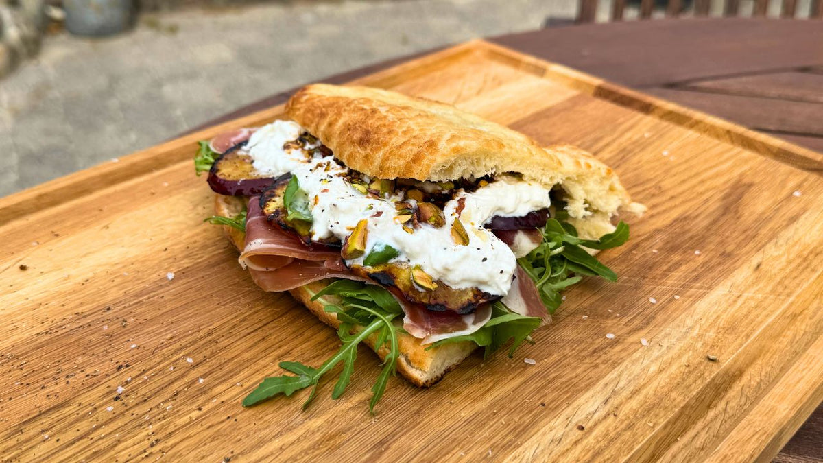 Focaccia med grillade nektariner, serranoskinka, burrata och pistagenötter