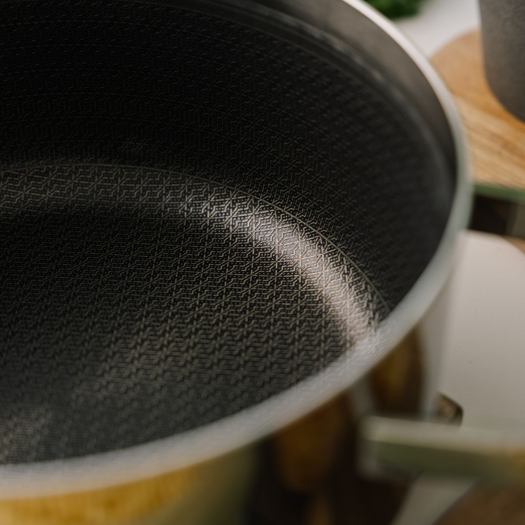 Närbild på hybridbeläggning i 6-ply-gryta