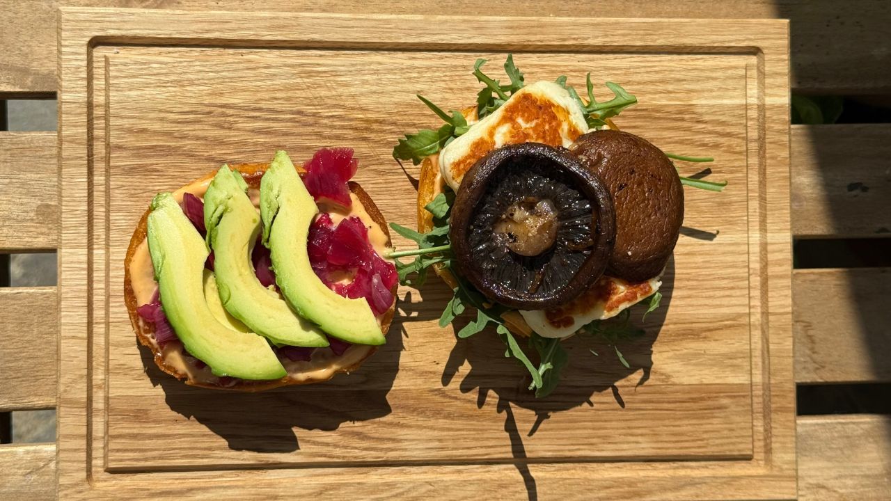 Halloumiburgare med portobello, chilimajonnäs och picklad rödlök