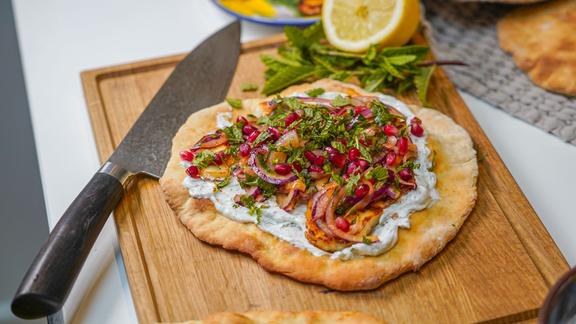 Hemgjorda tunnbröd med halloumi, citronmarinerad rödlök & yoghurtdressing