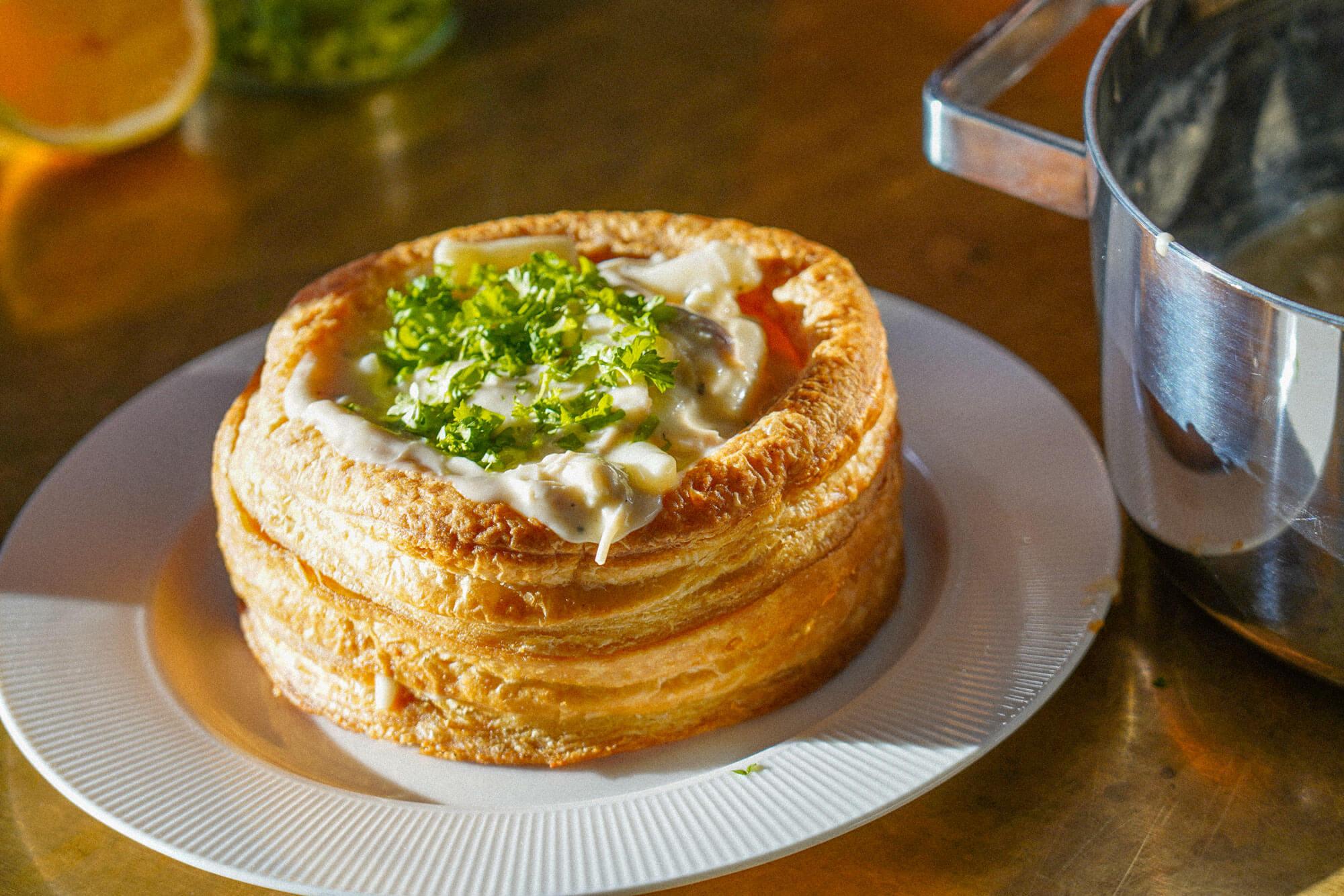 Kyckling i sparrisstuvning – klassiskt recept i jättestor krustad
