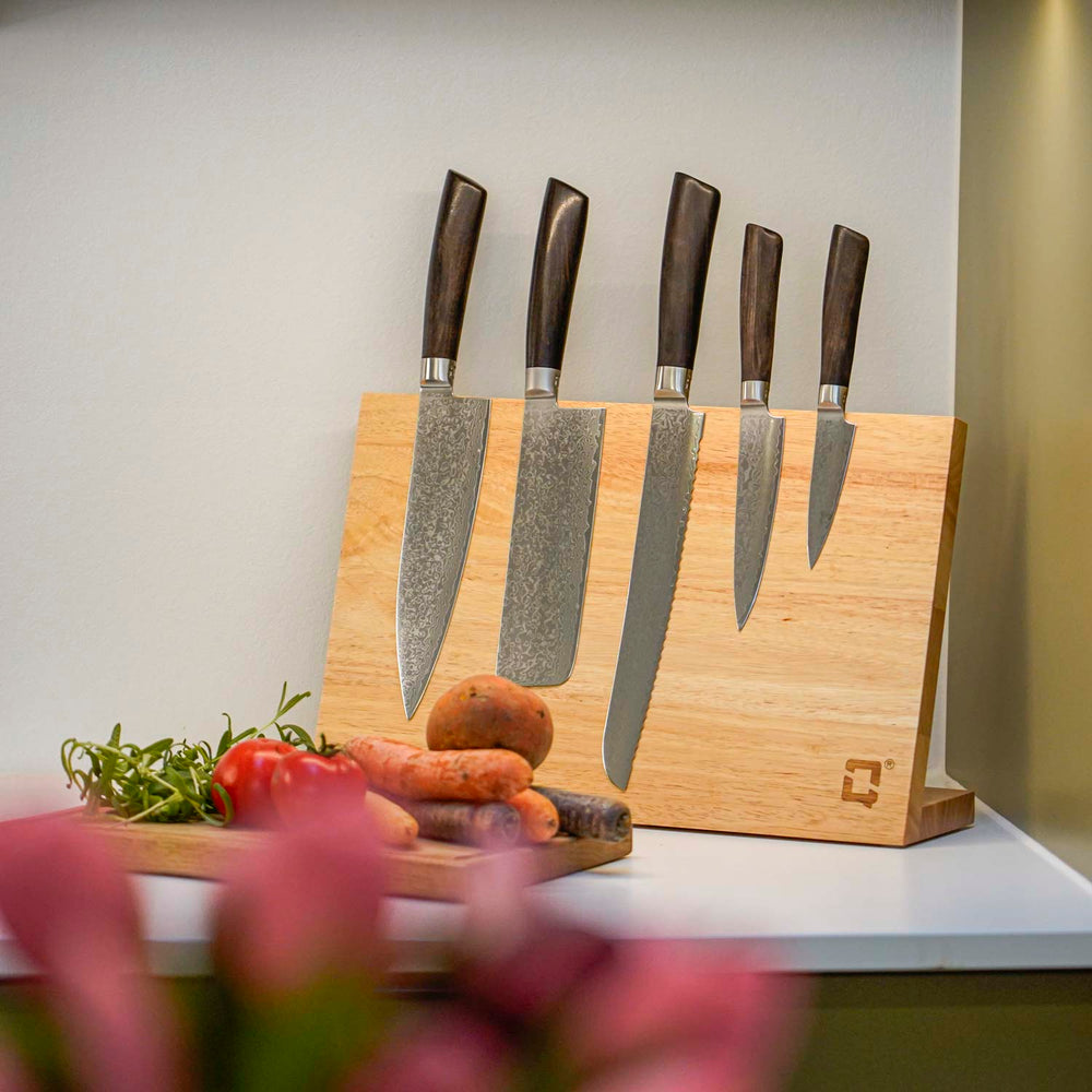 Miljöbild av knivhållare i ek på köksbänken - Qookware 