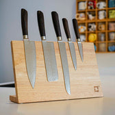 Magnetisk knivhållare i ek med plats för 7 knivar 
