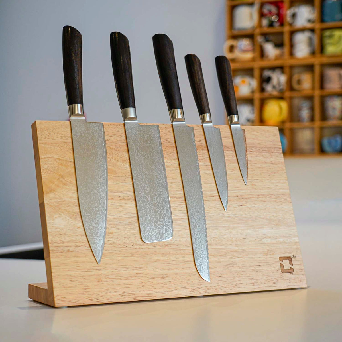 Magnetisk knivhållare i ek med plats för 7 knivar 