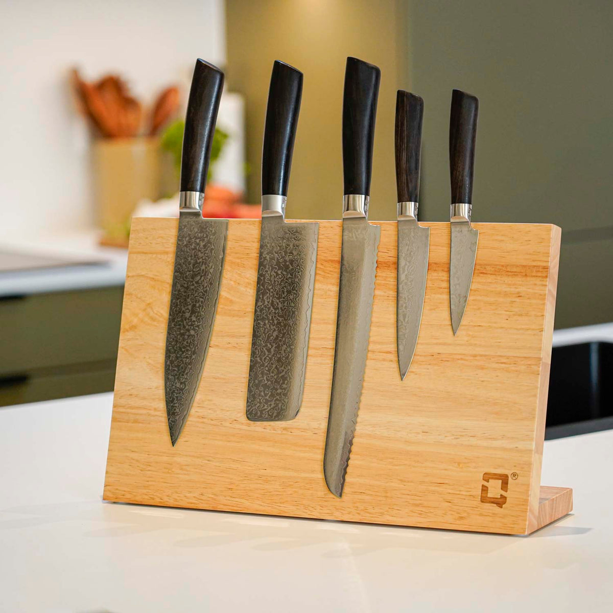 Närbild av magnetisk knivhållare i ek på köksbänk 