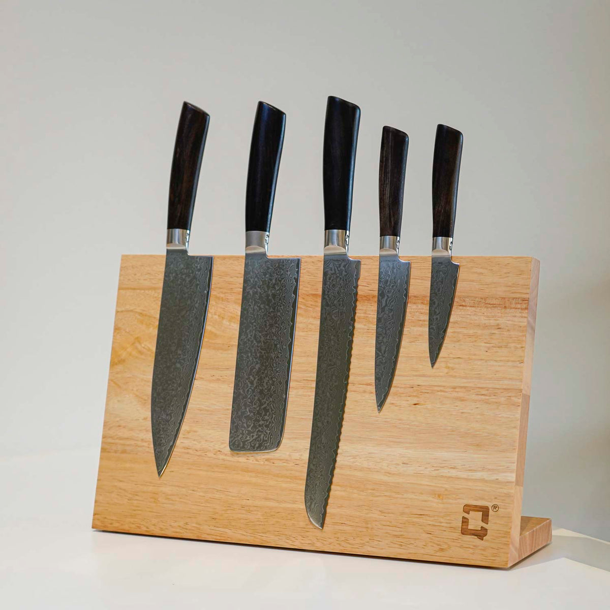 Magnetisk knivhållare i ek med plats för 7 knivar