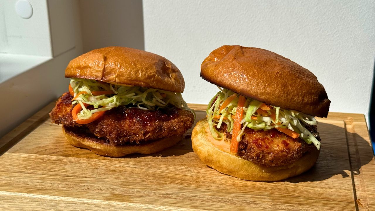Korean Fried Chicken Burger med sticky glaze och krispig slaw