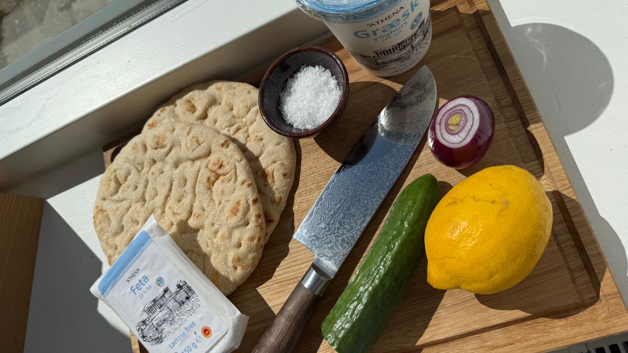 Kycklinggyros med hemgjord tzatziki – enkelt recept med massor av smak
