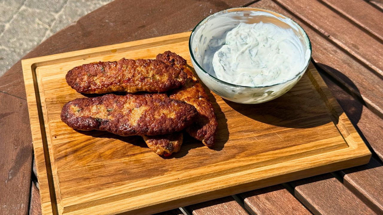 Kycklingkofta med färska örter och yoghurtdressing
