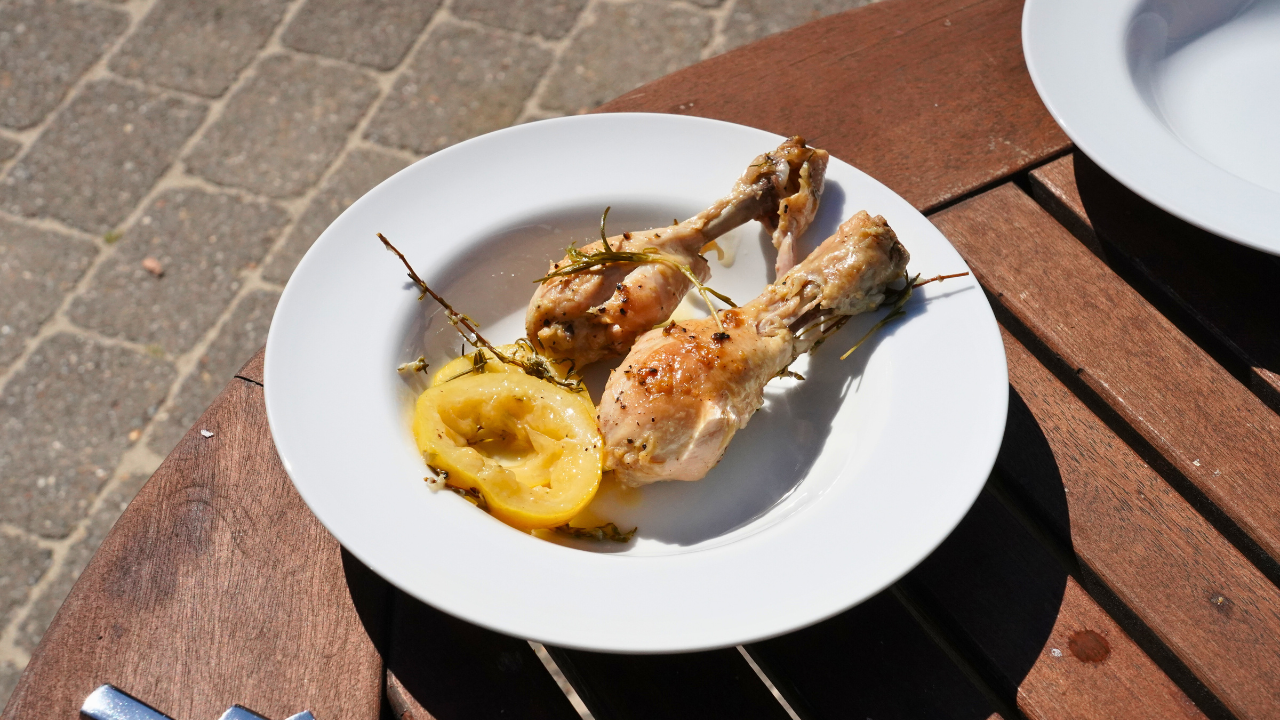 Kycklinglår i gjutjärnsgryta på grillen