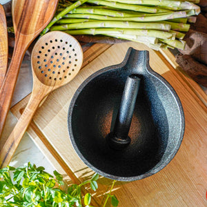 Mortel och stöt i gjutjärn från Qookware