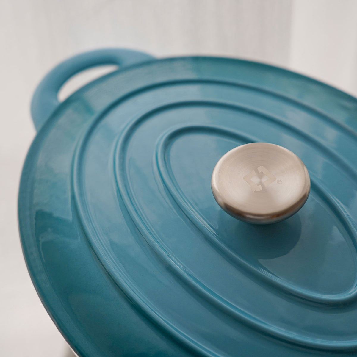 Oval gryta på 4,5 liter i emaljerat gjutjärn med lock från Qookware