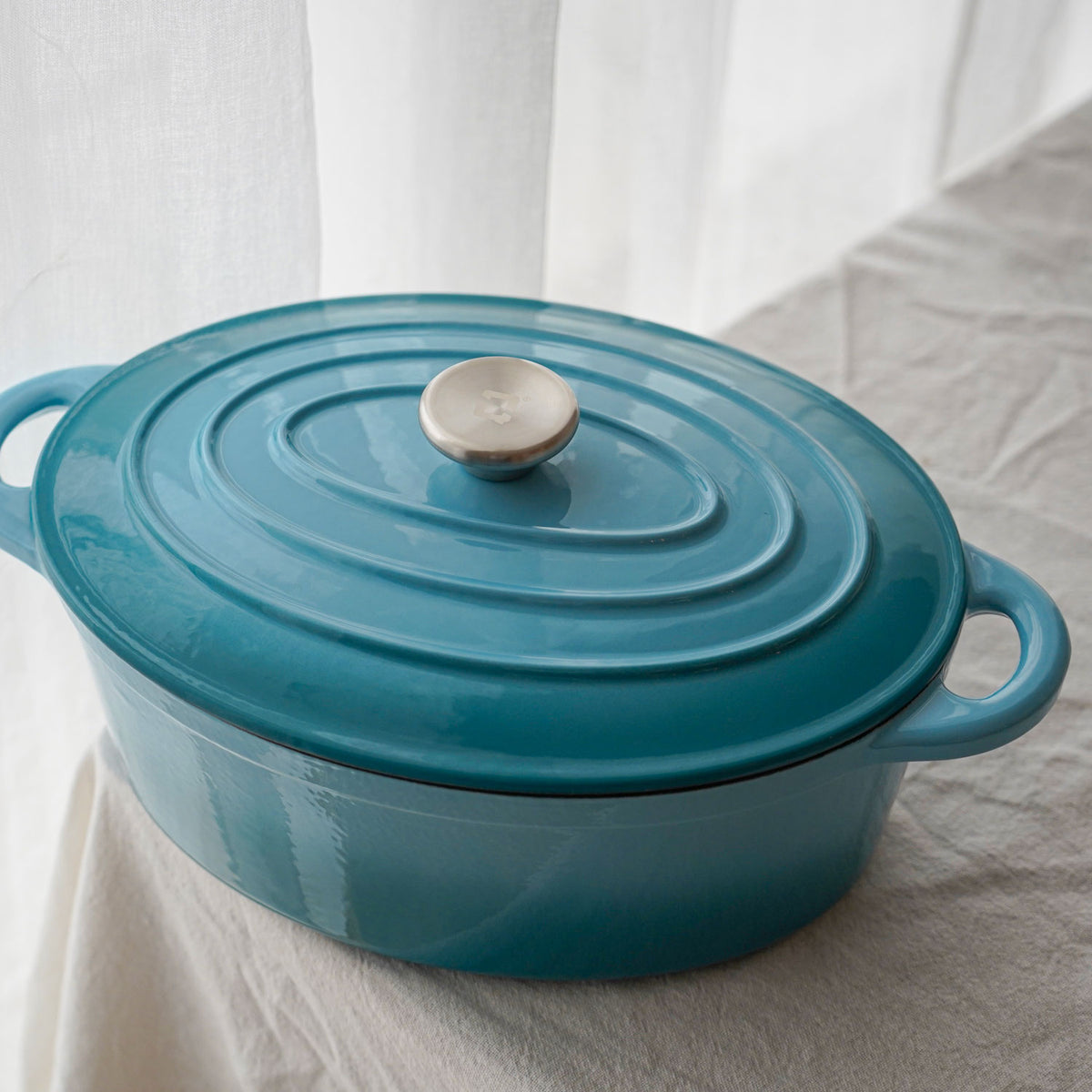 Oval gjutjärnsgryta med emaljerad yta på 4,5 liter från Qookware