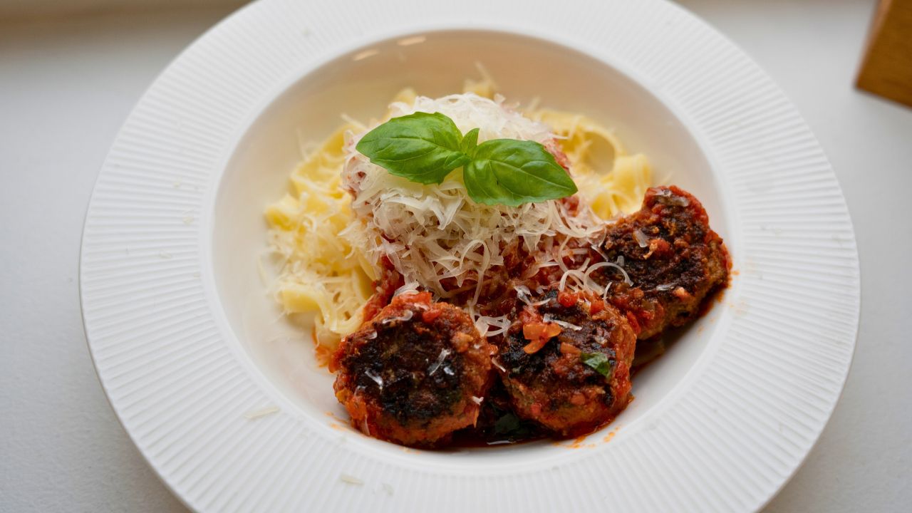 Pasta med köttbullar i tomatsås