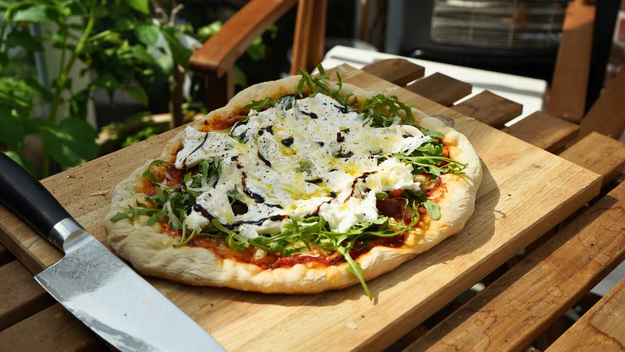 Pizza med parmaskinka, rucola och burrata