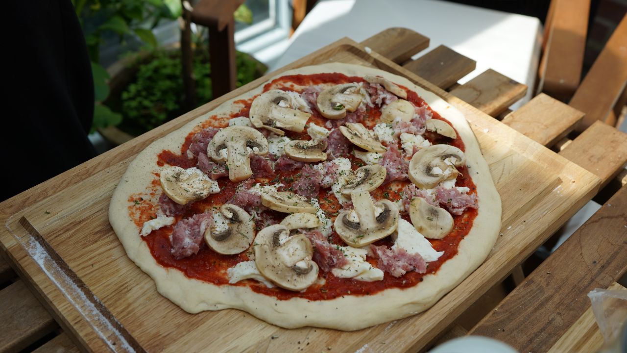 Pizza med salsiccia, svamp och färsk rosmarin