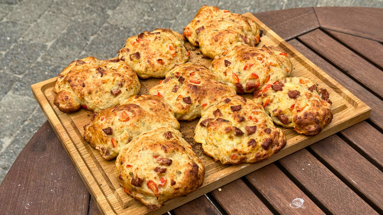 Pizzabrytbröd med chorizo, röd paprika och mozzarella