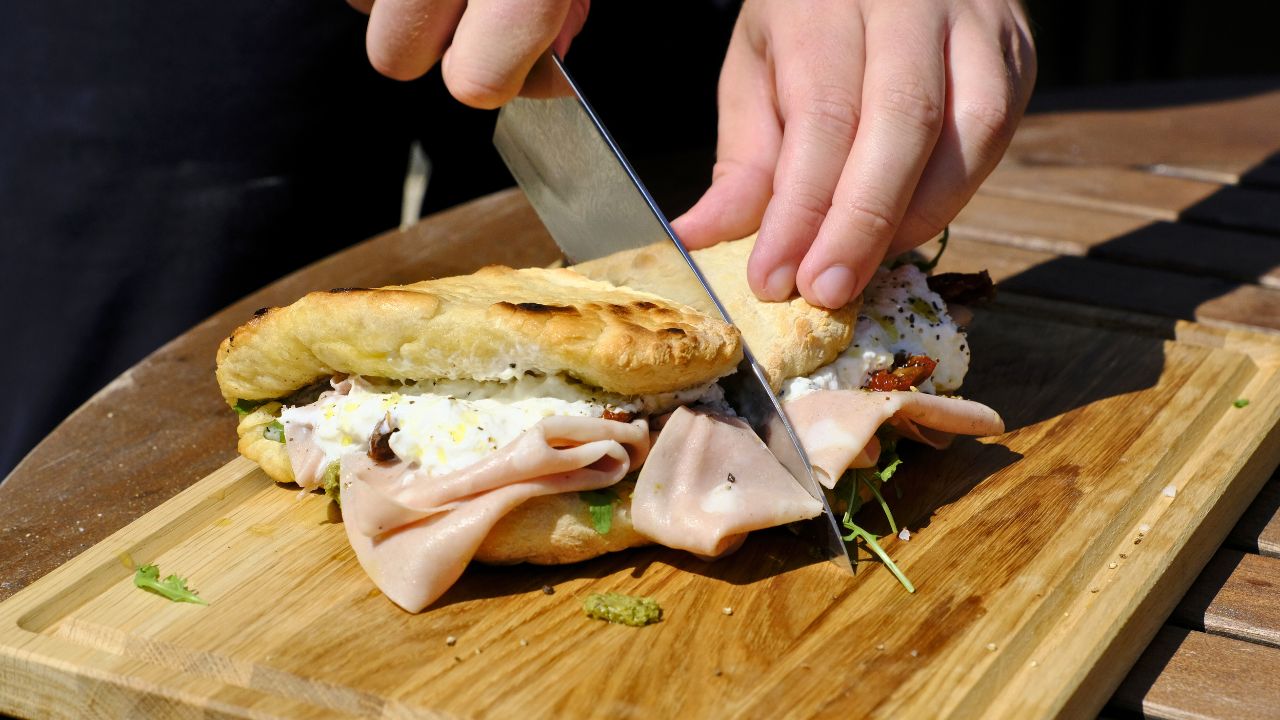 Pizzasandwich med mortadella, burrata och pesto
