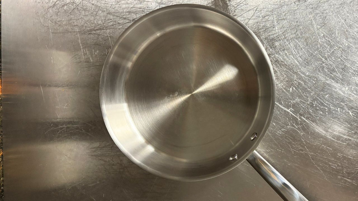 Rengöring av pannor och grytor i rostfritt stål
