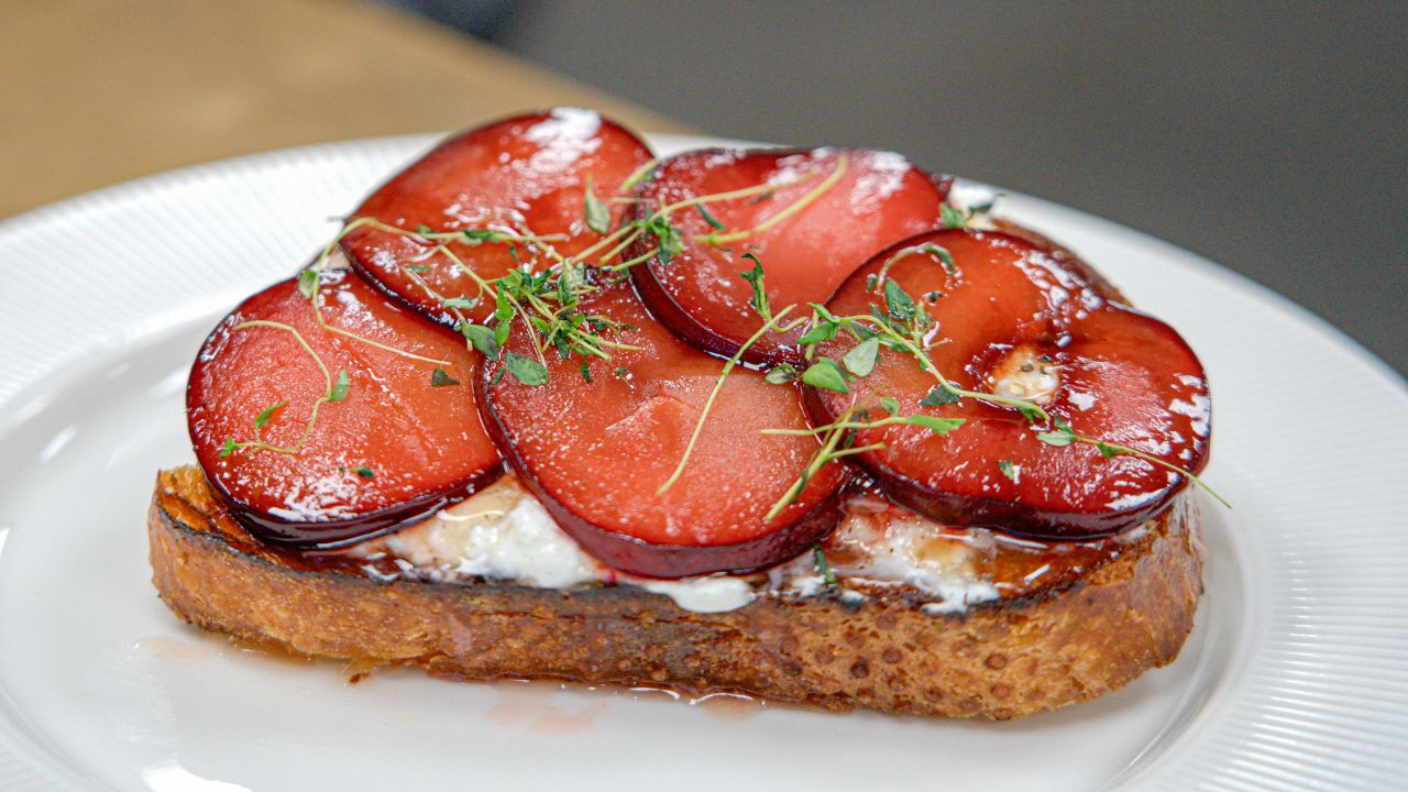 Rostat surdegsbröd med plommonaprikoser och burrata