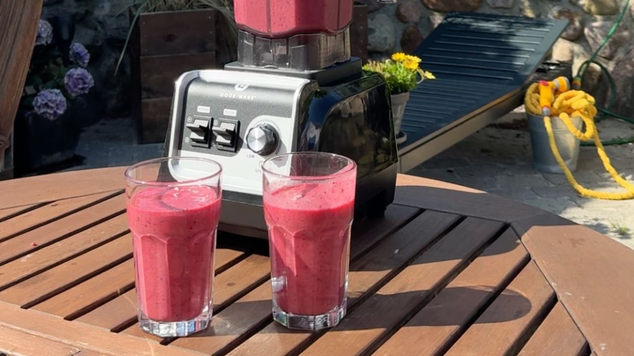 Röd smoothie med bär och kokos