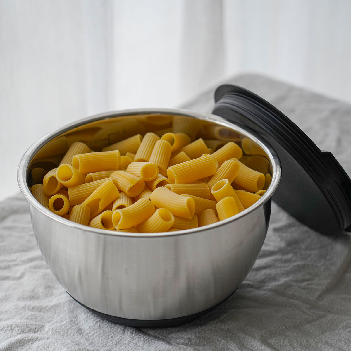 Skål i rostfritt stål med pasta