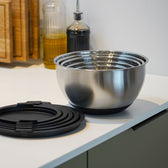 Set med blandningsskålar i rostfritt stål med lock och halkfri botten från Qookware