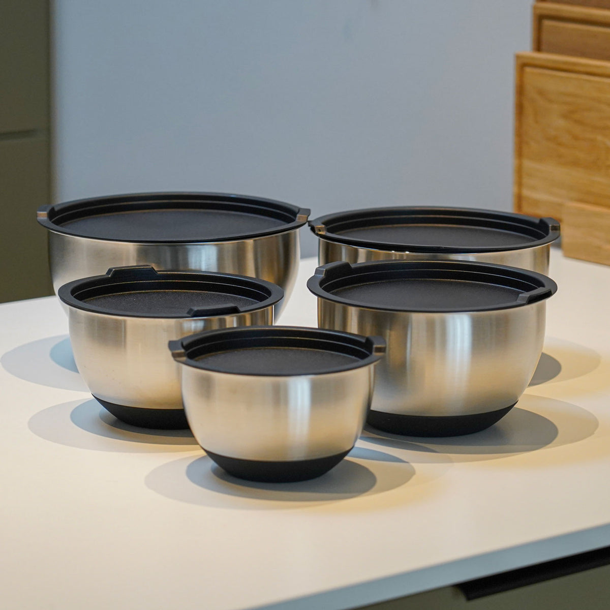 Set med blandningsskålar i rostfritt stål med lock och halkfri botten från Qookware