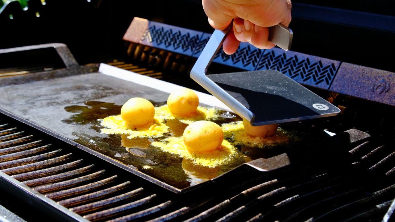 Krossad potatis med ost på grillen - Serveras med läcker ranchdipp