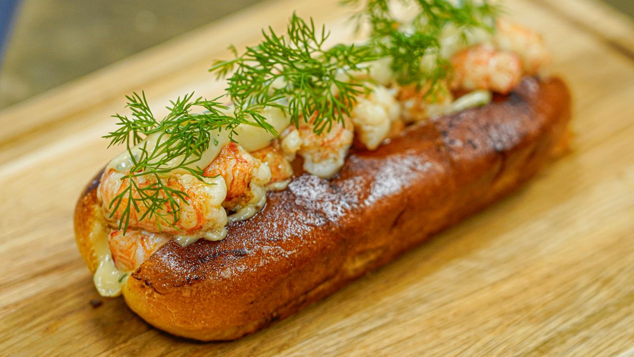 Lobster roll med havskräftstjärtar