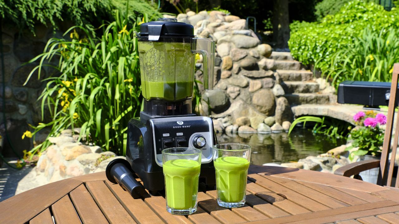 Grön energiboostande smoothie med spenat och ananas