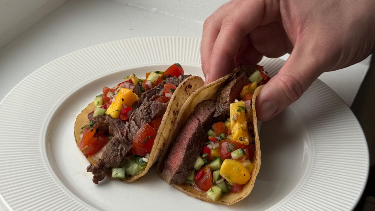 Steaktacos med avokadokräm och färsk mangosalsa – enkelt och gott recept