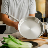 Stekpanna i trelagers rostfritt stål, 28 cm, från Qookware